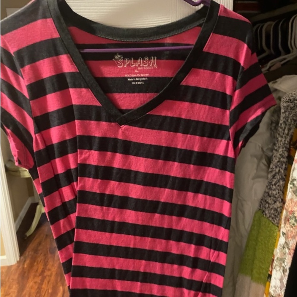 Summer T. Cool and comfortable. Blk/pink striped.